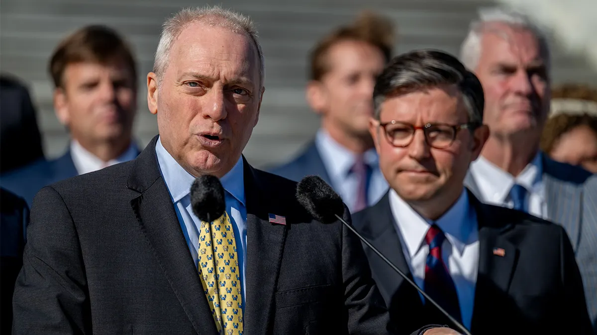 Steve Scalise za mikrofonima pored Mikea Johnsona