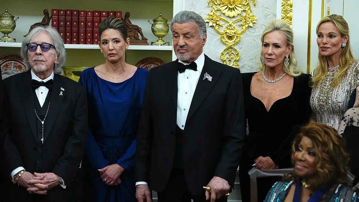 Sylvester Stallone okružen drugim dobitnicima Kennedy Centera u Ovalnom uredu
