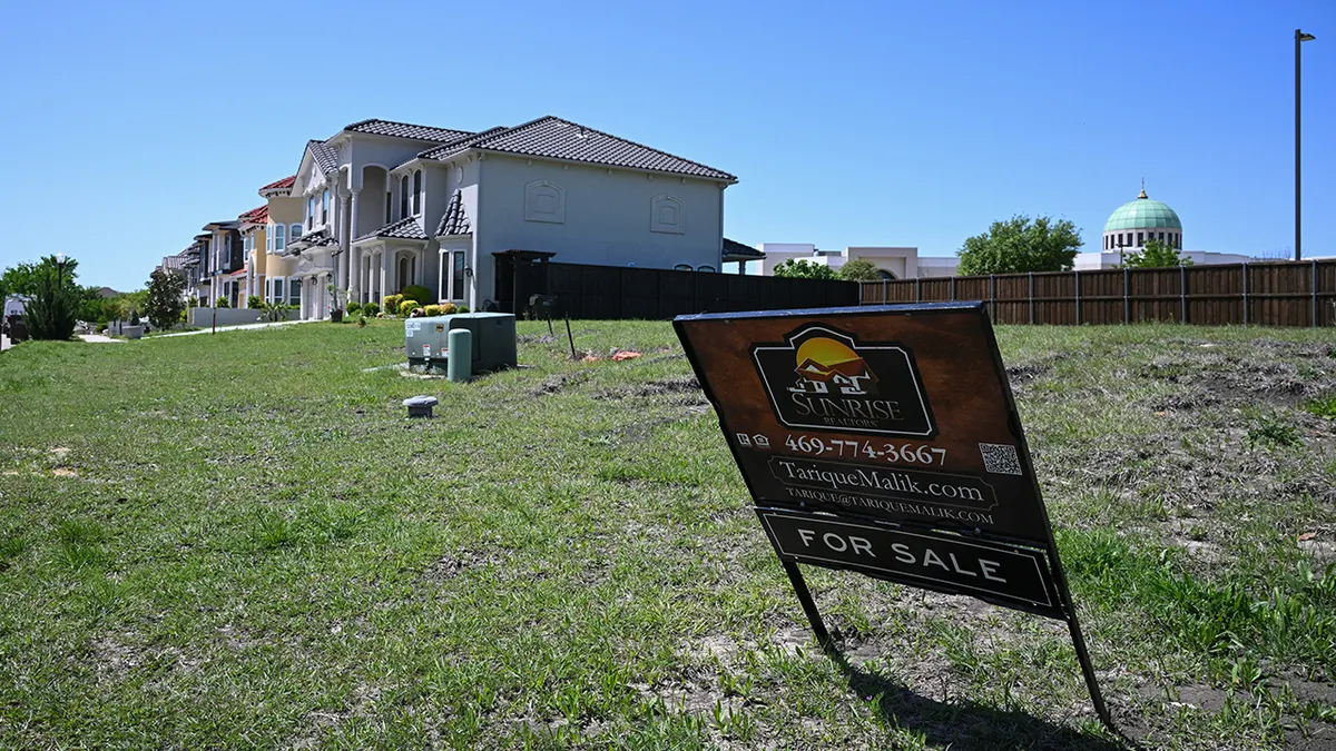 "Za prodaju" znak s džamijom u pozadini u Teksasu