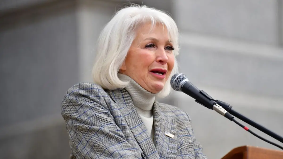 Tina Peters govori gomili