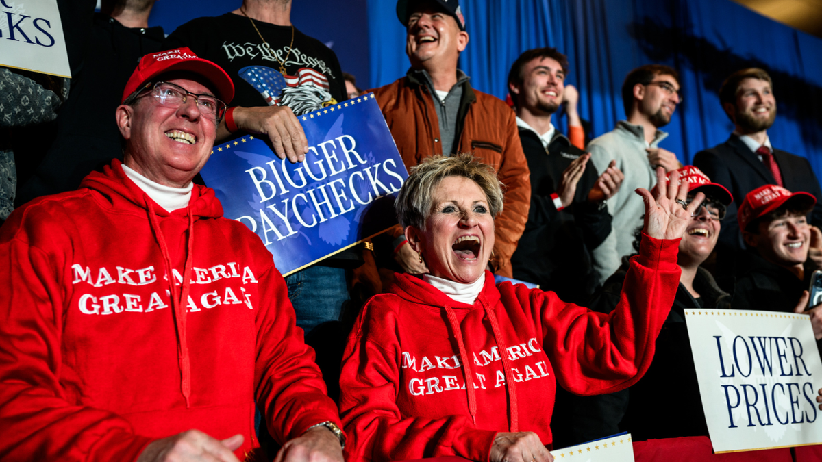 Mnoštvo se smiješi i maše tijekom govora predsjednika Donalda Trumpa o gospodarstvu