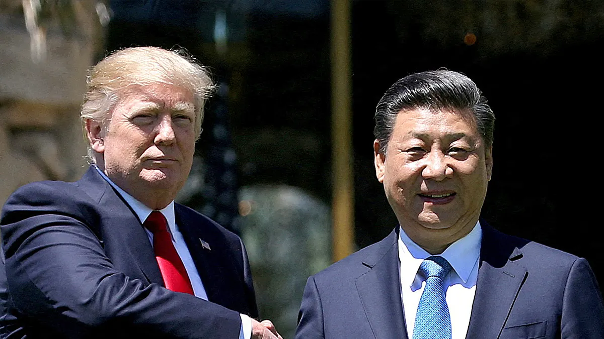 Američki predsjednik Donald Trump (L) i kineski predsjednik Xi Jinping rukuju se u šetnji imanjem Mar-a-Lago nakon bilateralnog sastanka u Palm Beachu, Florida, SAD, 7. travnja 2017.