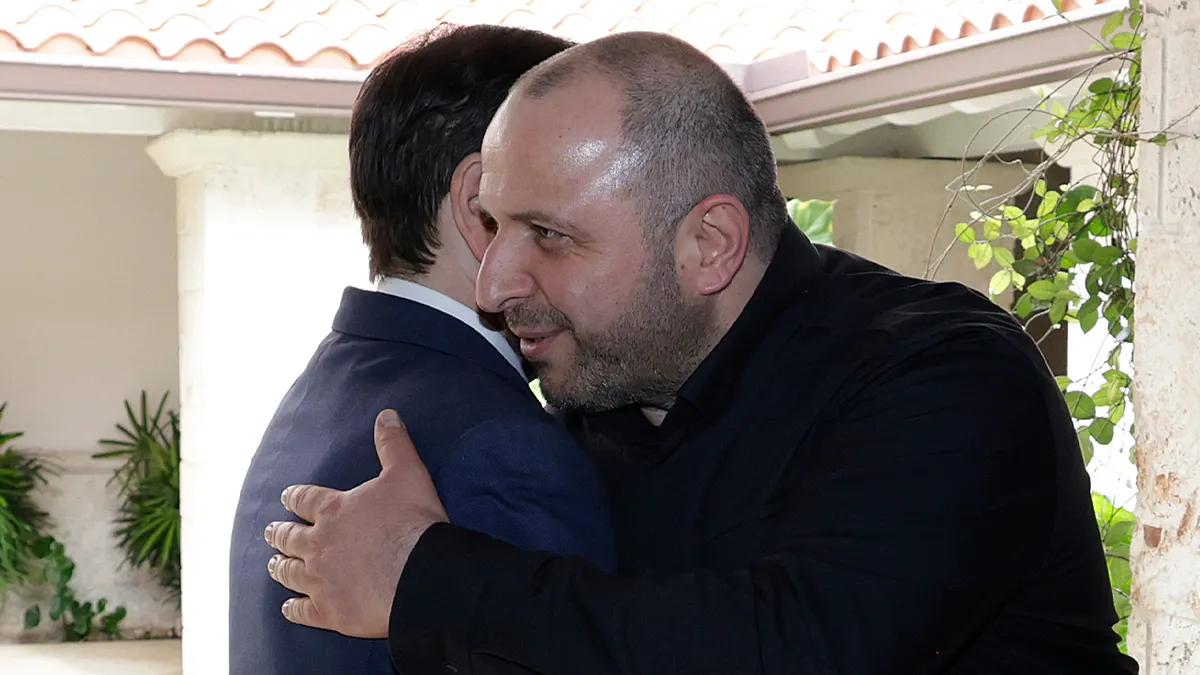 Umerov i Rubio se grle.