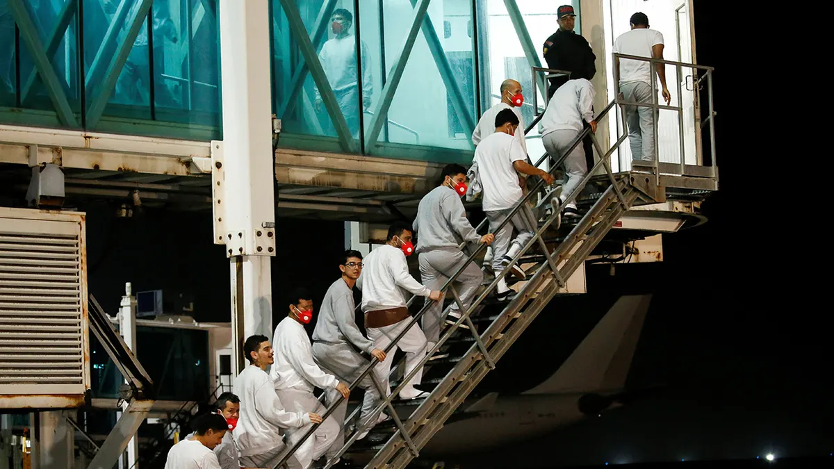 Venezuelanski migranti prebačeni iz zaljeva Guantanamo preko Hondurasa