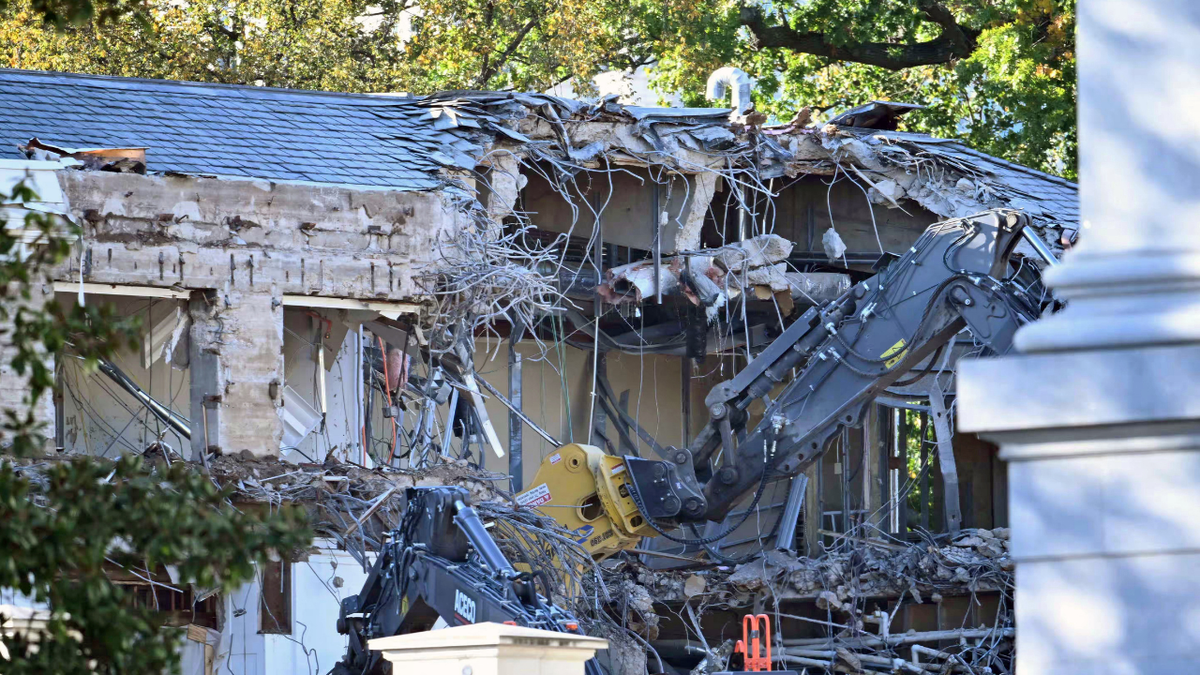 Teška mehanizacija ruši dio istočnog krila Bijele kuće