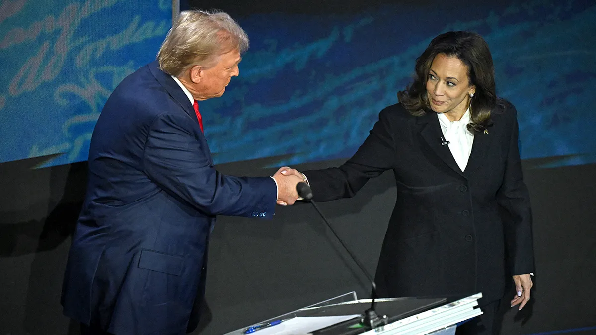 Trump i Harris se rukuju