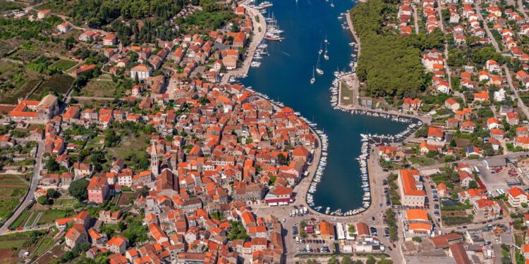 1. Otočki salon u Starom Gradu