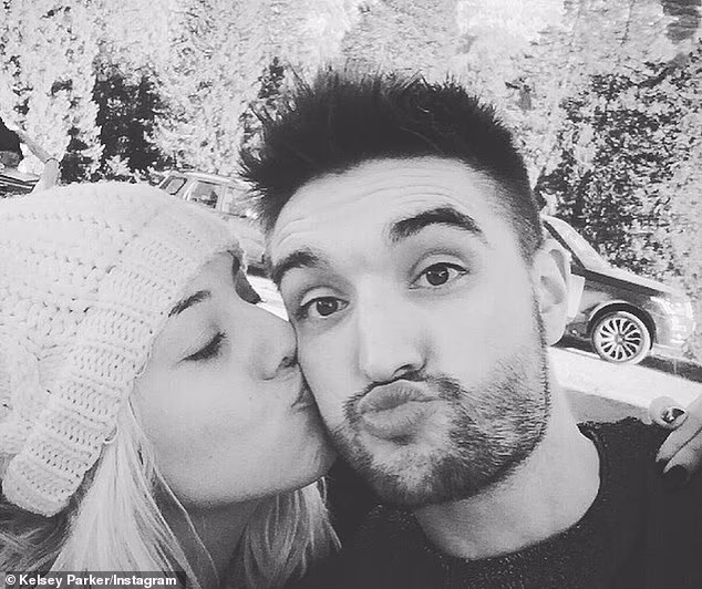 Kelsey na fotografiji s Tomom umrla je od glioblastoma u ožujku 2022. u dobi od 33 godine