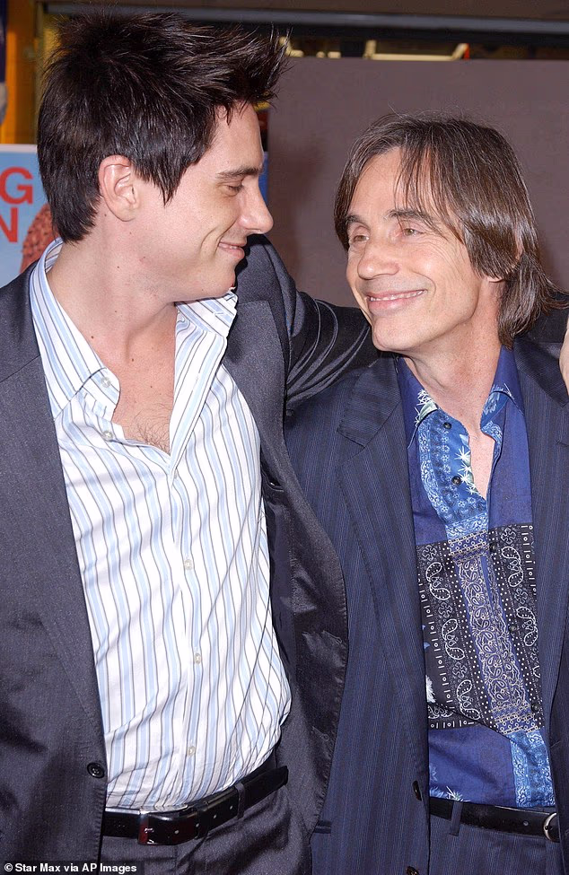 Ethan je rođen dvije godine prije nego što su se njegovi roditelji vjenčali 1976.