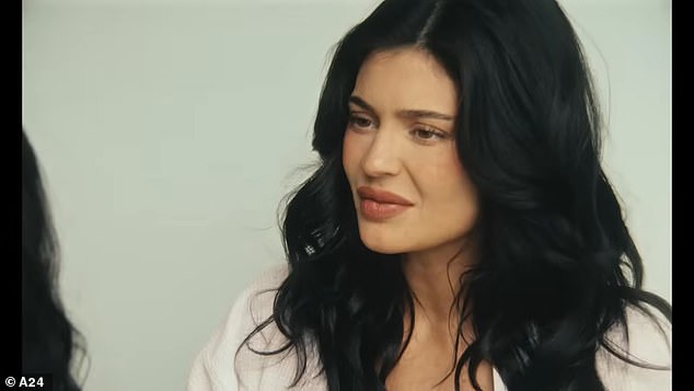 Isječak, koji je izašao u prosincu, kombinira snimke koncerata s scenarističkim satiričnim scenama koje prikazuju Kylie Jenner (na slici) kao i holivudske zvijezde