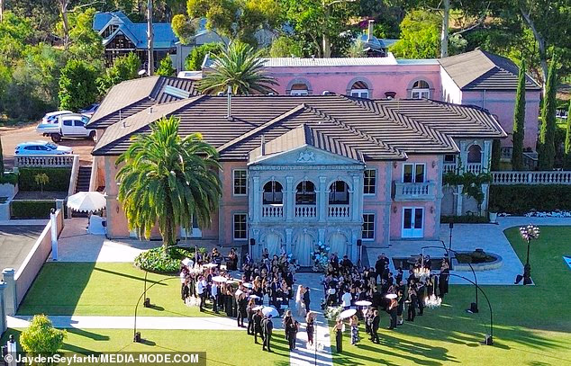 Na slici: Vjenčanje je održano na raskošnom venecijanskom imanju, Villa Dionysus, u Swan Valleyu u Perthu, sjeveroistočno od CBD-a