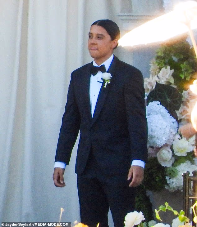 Kerr je nosila moderan smoking za vjenčanje kojemu je na sparnom danu u Perthu prisustvovalo više od 100 prijatelja i obitelji