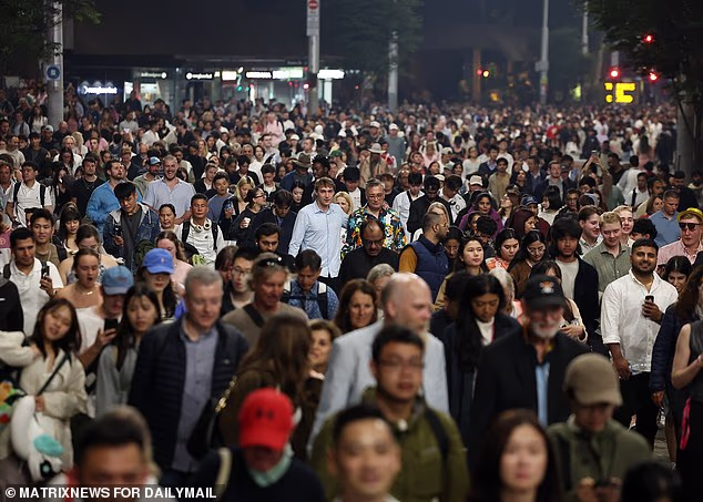Taj je čovjek bio jedan od više od milijun ljudi koji su u srijedu pohrlili u luku Sydney i okolicu kako bi rekli zbogom 2025.