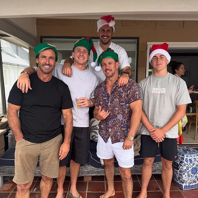 Braća su proslavila Božić sa svojim sinovima, a par je naizgled riješio svoj prošli spor (na slici LR: Andrew, Cooper, Jack, Matty i Louis Johns)