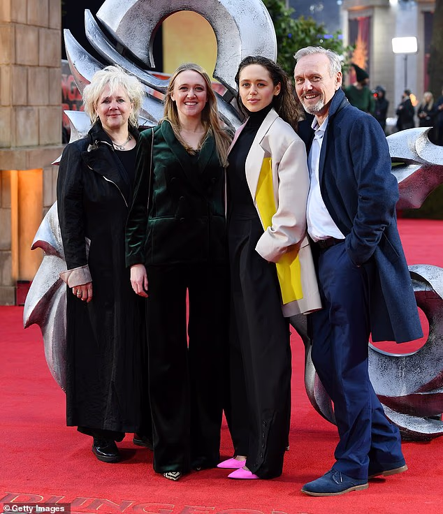 Njihove dvije kćeri Emily i Daisy - koje su obje glumice - objavile su počast svojoj mami kad su podijelile tužnu vijest i nazvale je 'izvanrednom, dobrom i talentiranom'