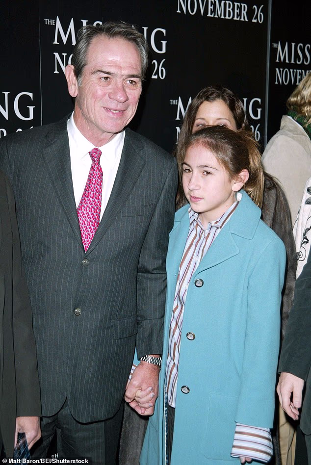 Victoria je imala svoj glumački debi s malom ulogom u očevoj slici Ljudi u crnom II 2002. Otac i kći prikazani su na premijeri filma Nestali 2003.