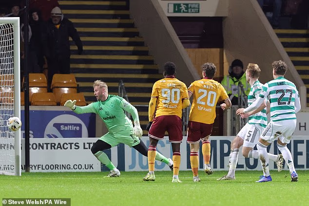 Celticova obrana je na moru jer Elliot Watt zabija Motherwellov drugi gol