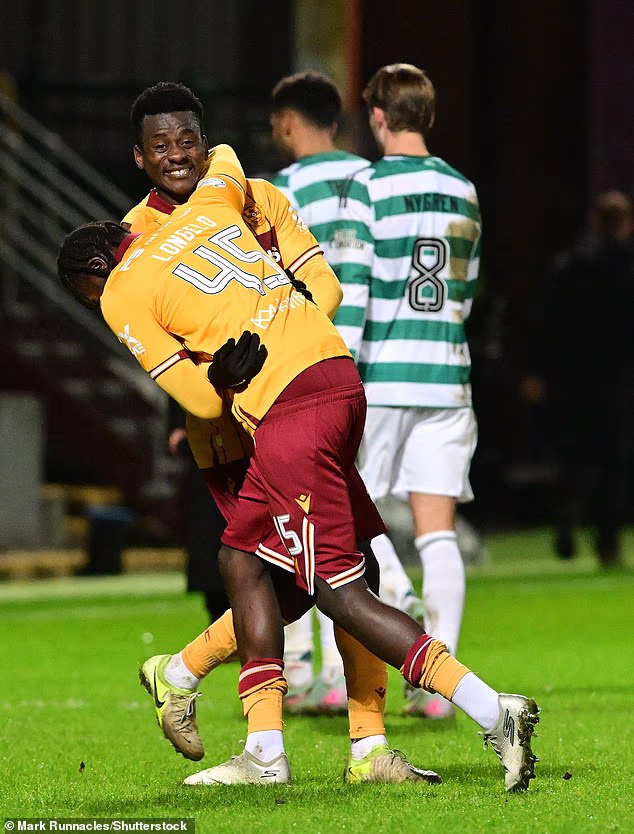 Celticovi igrači jedva mogu gledati kako Motherwell slavi uvjerljivu pobjedu na Fir Parku