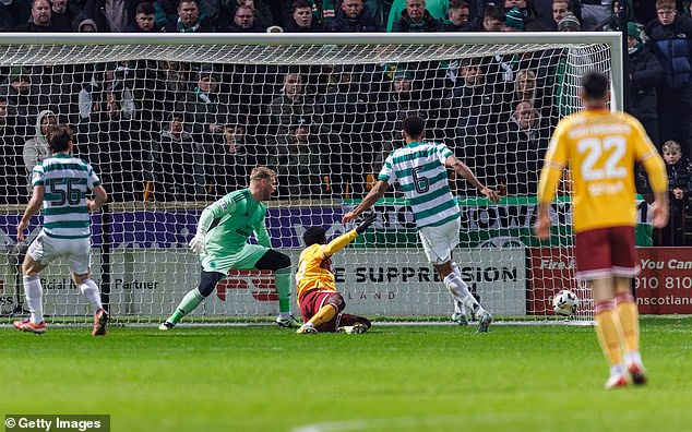 Postoji poznati nered u Celticovoj zadnjoj liniji dok Ibrahim Said zabija prvi gol na Fir Parku