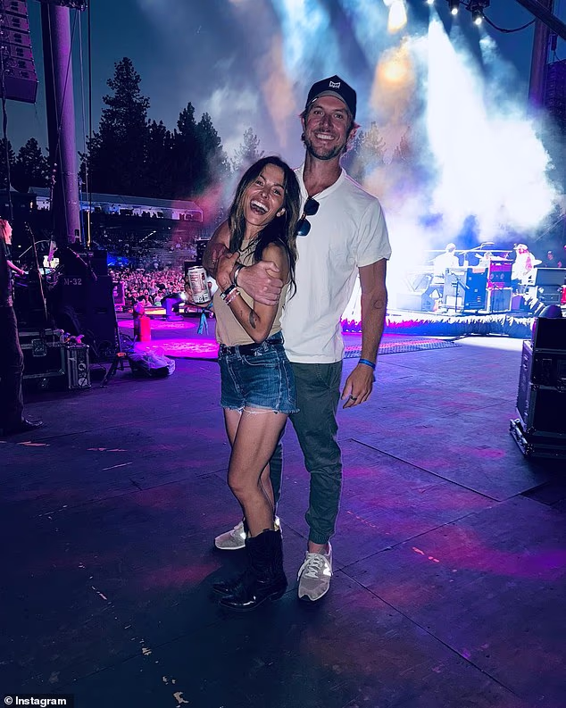 Dodala je, 'Prolaziš kroz to emocionalno na osobnoj razini, a onda opet prolaziš kroz to na puno većoj razini'