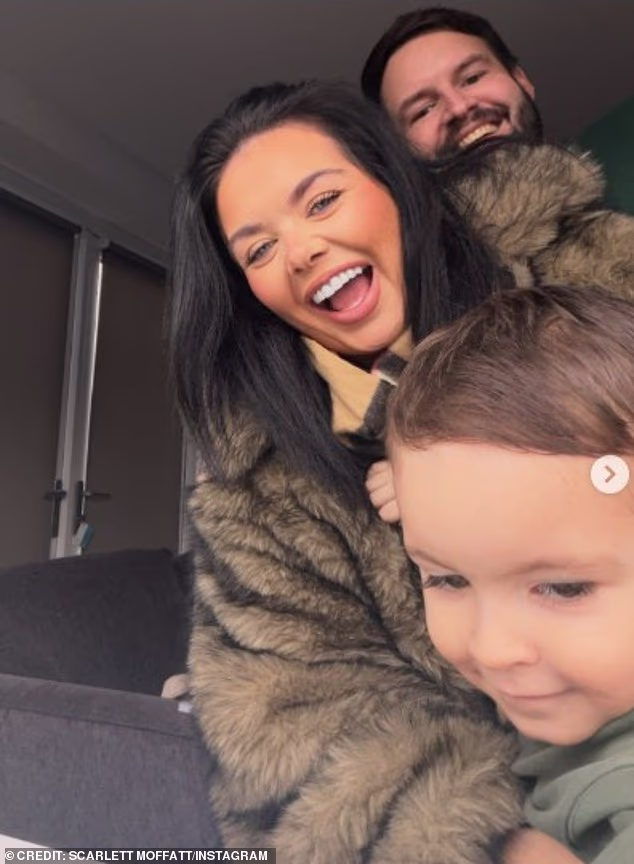 Scarlett je podijelila niz slatkih fotografija sebe sa Scottom i Judeom dok su uživali u novogodišnjoj pečenoj večeri