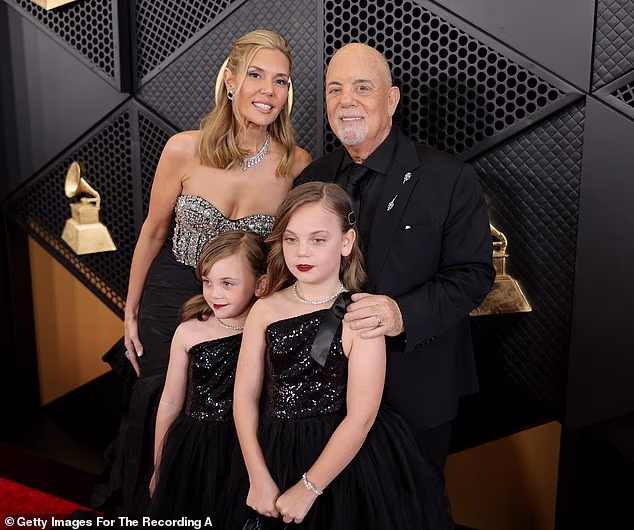 Glazbena ikona našla je kasnu sreću u životu s Roderickom i njihovim djevojkama; slikano 4. veljače 2024. u Los Angelesu