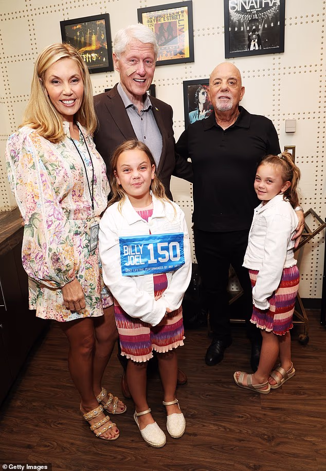 Joel ima obožavatelja u bivšem predsjedniku Billu Clintonu, koji je navratio pozdraviti ga na posljednjem nastupu pjevača tijekom njegove rezidencije u Madison Square Gardenu 25. srpnja 2024. u New Yorku