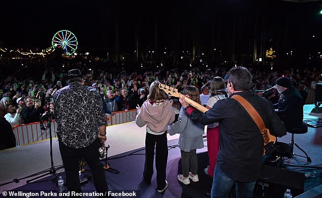 Joel je svirao klavijaturu i pjevao We Didn't Start the Fire i Big Shot dok je njegova supruga Alexis Roderick gledala, a njihove kćeri Della Rose (10) i Remy Anne (8) plesale