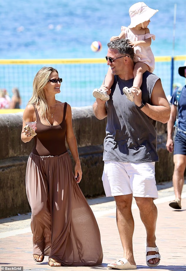 Pojava na plaži dolazi samo nekoliko tjedana nakon što je Lucy zapanjila obožavatelje otkrivanjem svog tijela nakon rođenja djeteta na društvenim mrežama, samo mjesec dana nakon poroda