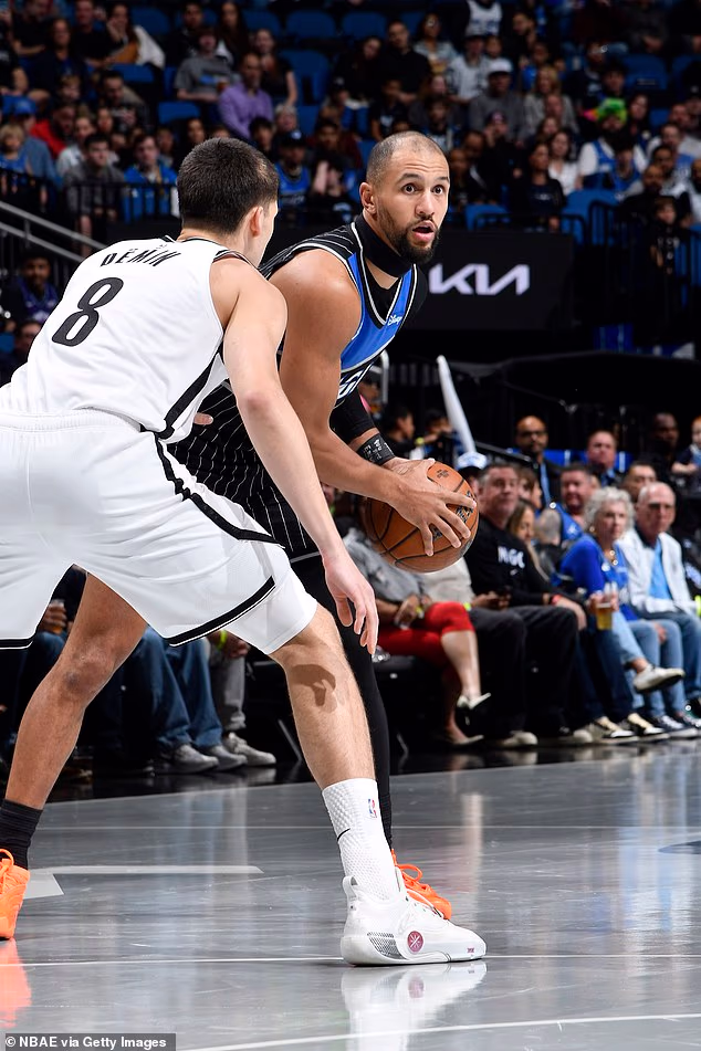 Liga je rekla da Suggsu više nije dopušteno nositi traku oko vrata