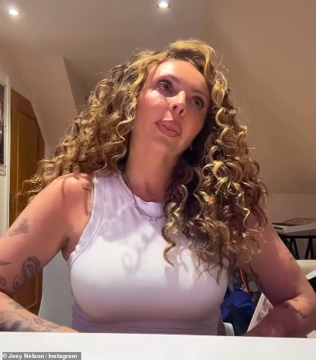 Pjevačica je otvorila svoj video objašnjavajući da je njena majka prva primijetila da se blizanci ne miču onoliko koliko se očekivalo