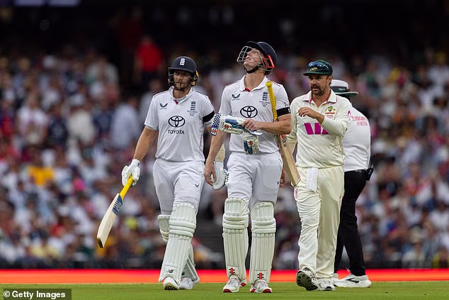 Južna Australija napravila je trik da svoj prosinački test zamijeni novogodišnjim, ali to je brzo oboreno (na slici LR: Joe Root, Harry Brook i Travis Head)