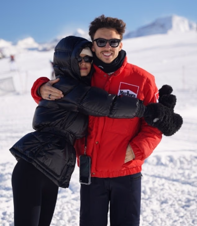 Gasly je na padini pozirao sa svojom portugalskom influencericom i djevojkom modelom Kikom Gomes