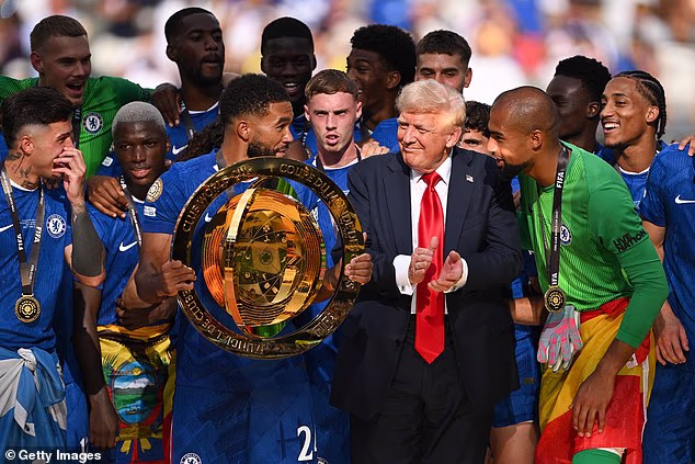 Donald Trump predaje trofej Svjetskog klupskog prvenstva Chelseajevim igračima - ali Rosenior je jednom napisao otvoreno pismo američkom predsjedniku pozivajući na pravdu i jednaka ljudska prava za crnce