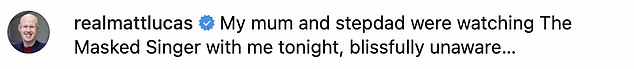Zvijezda Male Britanije skriveno je snimio trio kako sjedi zajedno na kauču koristeći njegov laptop, naslovivši isječak: 'Moji mama i očuh večeras su sa mnom gledali Maskiranog pjevača, blaženo nesvjesni...'