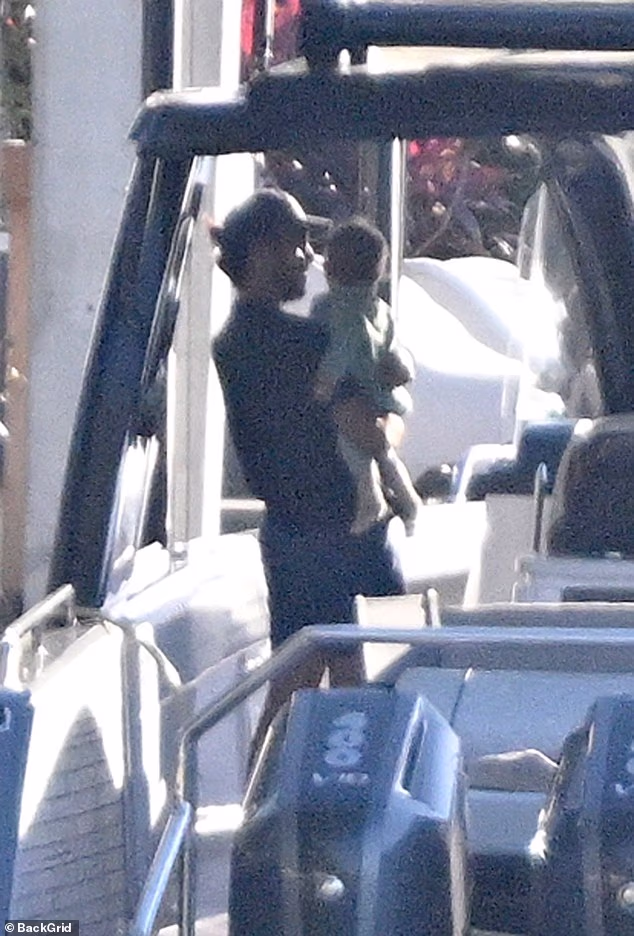 Valente se mogao vidjeti kako drži njihovog dječaka na brodu