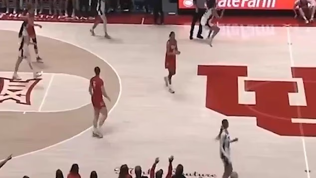 Zvijezda TCU-a (gornji dio slike) viđena je kako frustrirano skače okolo sa svojim suigračima