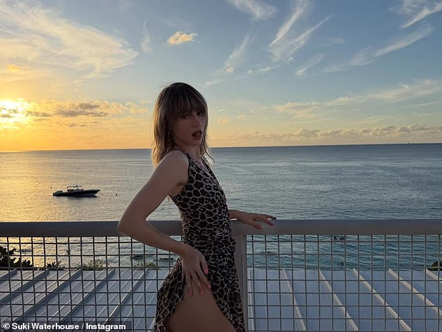 Na drugoj fotografiji, Suki je nosila haljinu s uzorkom leoparda dok je podigla rub kako bi otkrila nogu dok je pozirala na balkonu