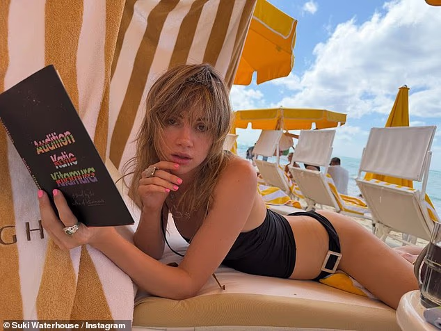 Suki je podijelila snimku sebe na plaži dok čita roman Audicija Katie Kitamure