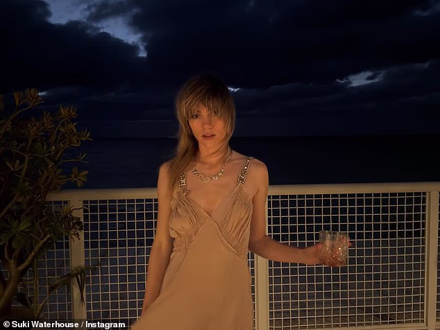 Na drugoj fotografiji zvijezda je pozirala u žutosmeđoj haljini bez rukava dok je uživala u noćnom izlasku na putovanju