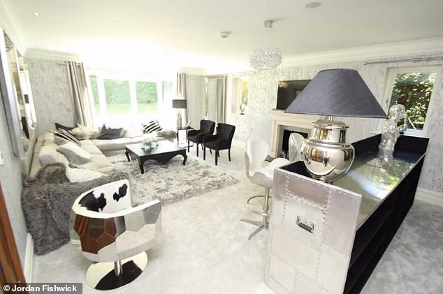 Još jedna snimka s imanja koja prikazuje dnevni boravak. Ima sličan dekor kao spavaća soba