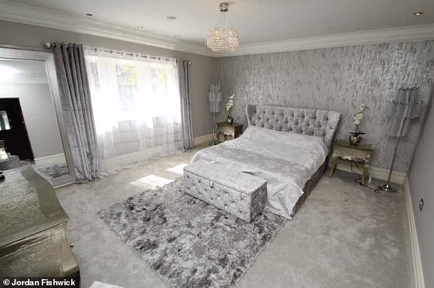 Na slici - jedna od šest spavaćih soba u prostranom imanju od 6000 četvornih stopa koje je opisano kao 'divna moderna samostojeća rezidencija'