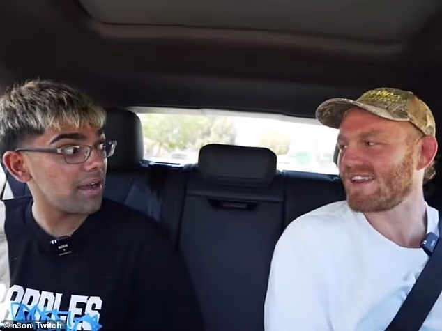 Uslijedio je obilazak Pertha sa zvijezdom UFC-a Jackom Della Maddalenom (desno) ¿ koji je i sam iz prve ruke saznao što se događa nakon što je uhićen koristeći mobitel dok je vozio