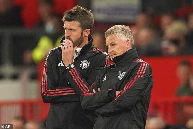 Michael Carrick i Ole Gunnar Solskjaer smatraju se dvojicom vodećih kandidata za tu ulogu do kraja kampanje