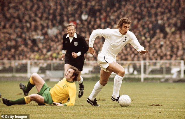 Bivši napadač igrao je za Spurs osam godina tijekom 1960-ih i 1970-ih (na slici 1973.)