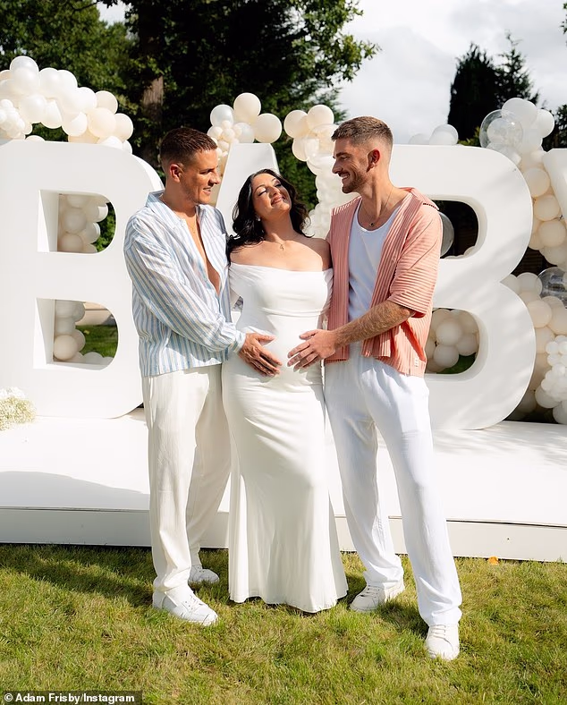 Adam i Jamie rekli su za Daily Mail u kolovozu da je bio složen proces imati bebu i da su prethodno imali spoj sa surogat majkom, ali ona je nažalost imala spontani pobačaj