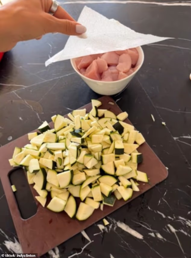 Indy je zatim dala primjer, objasnivši da je zamolila svog supruga da napravi pileći curry za večeru i stigla je kući i našla sirovu piletinu i sjeckane tikvice na kuhinjskom pultu