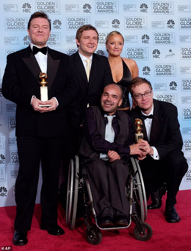 Ricky (lijevo) i Stephen (desno) slikani su sa zvijezdama serije Martinom Freemanom (drugi lijevo) i Lucy Davis (druga desno) i producentom Ashom Atallom (u sredini) na dodjeli Zlatnog globusa 2004.