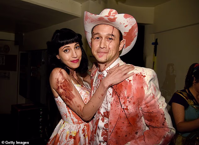 Uzeo je još jednu pauzu od glume 2016. nakon filma Snowden, dajući prednost obitelji. Ima troje djece - dva sina i kćer - sa suprugom Tashom McCauley (na slici zajedno 2016.)