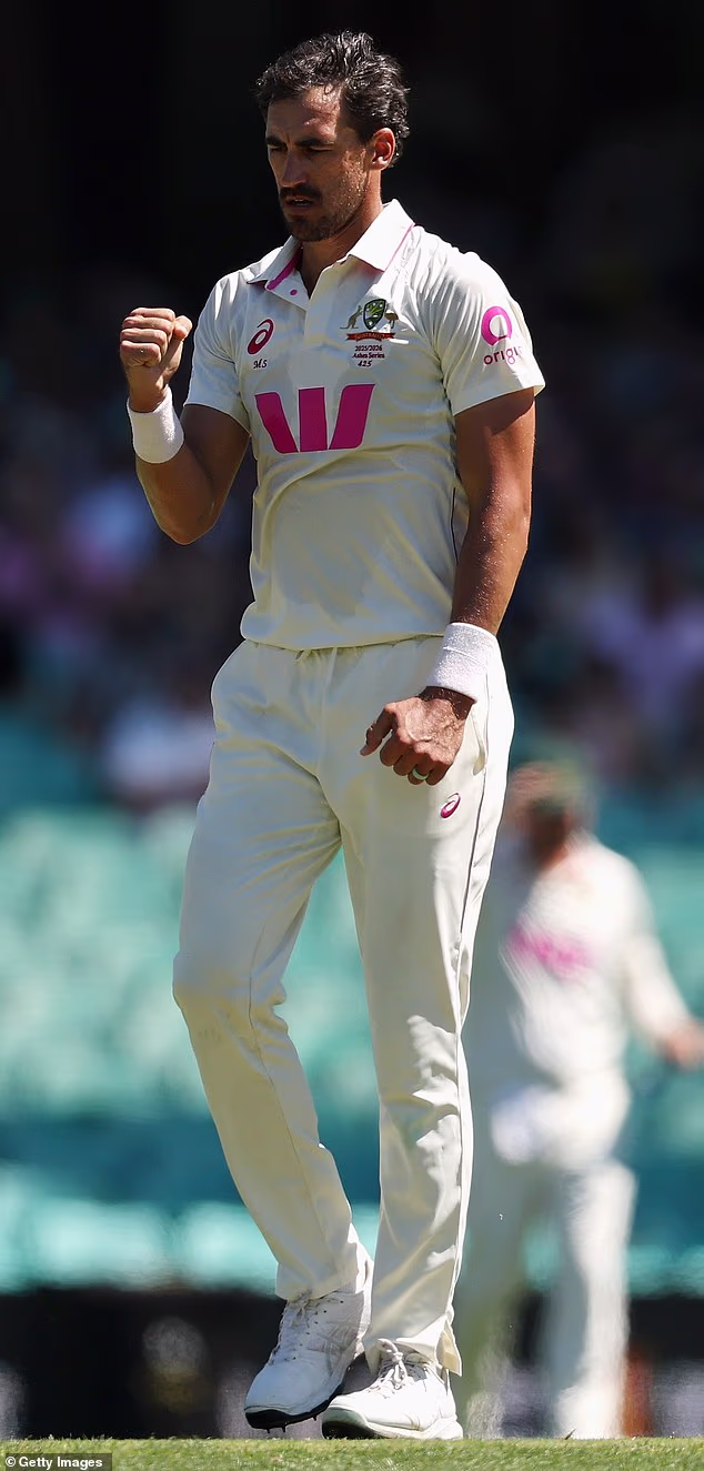 Starc je završio s 31 vratnicom u seriji u pet testova protiv Engleske (na slici, slavi još jedan otkaz u SCG-u)